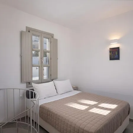 Flora-8 Min Walk From Fira (Santorini)