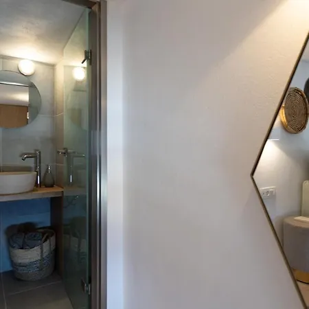 Flora-8 Min Walk From *
